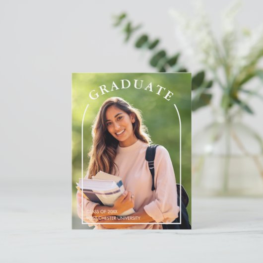 Budget Modern Script Photo Graduation Invitation (Debout devant)