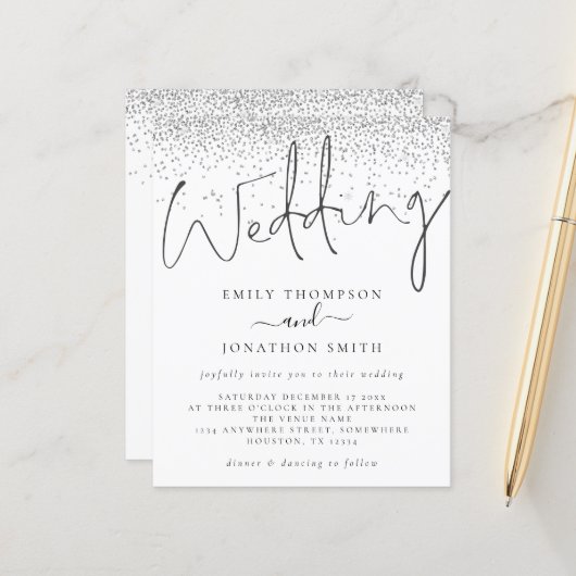 Budget Moderne Script Silver Glitter Wedding Invit (Voorkant / Achterkant in situ)