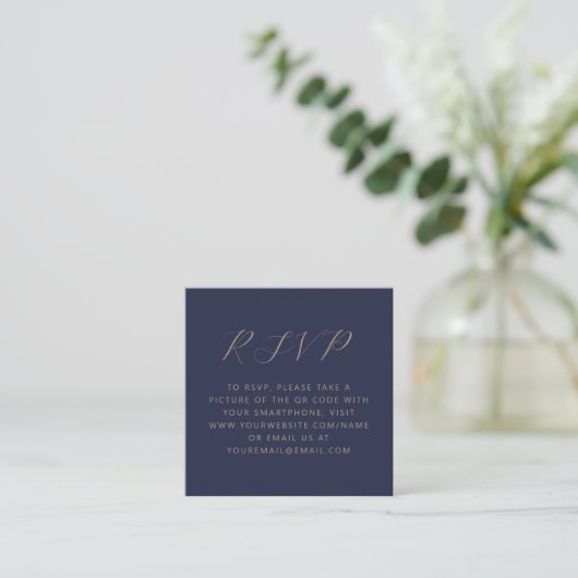 Budget Navy Gold Script Wedding QR Code RSVP Informatiekaartje (Staand voorkant)
