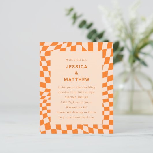 Budget Oranje Abstracte Check Wedding Uitnodiging (Staand voorkant)