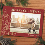 Budget Red Gold Foliing Photo Joyeux Noël Carte<br><div class="desc">Dites Joyeux Noël à votre famille et à vos amis avec cette carte de Noël Budget élégant. Il est décoré de feuillage doré et de baies sur le rouge bordeaux. Facilement personnalisable avec votre photo et votre nom. Parce que nous créons notre propre oeuvre, vous ne trouverez pas cette image...</div>