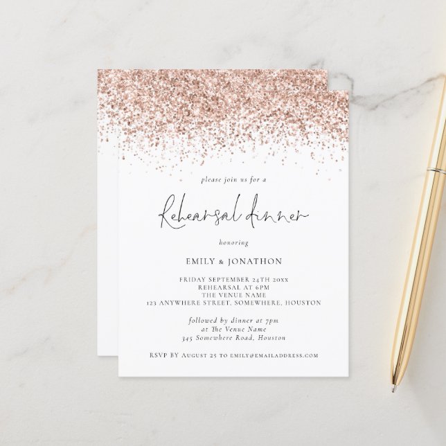 Budget Roos Gold Glitter Rehearsal Dinner Invite (Voorkant / Achterkant in situ)