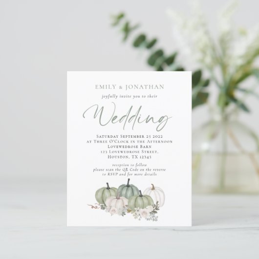 Budget Sage Pompoenen Bloemen QR Trouw Uitnodiging (Staand voorkant)