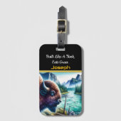 Buffalo bij een rustige rivier in de bergen bagagelabel (Voorkant (verticaal))