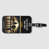 Buffalo Farmer Tending to Bison bij zonsondergang Bagagelabel (Voorkant (horizontaal))