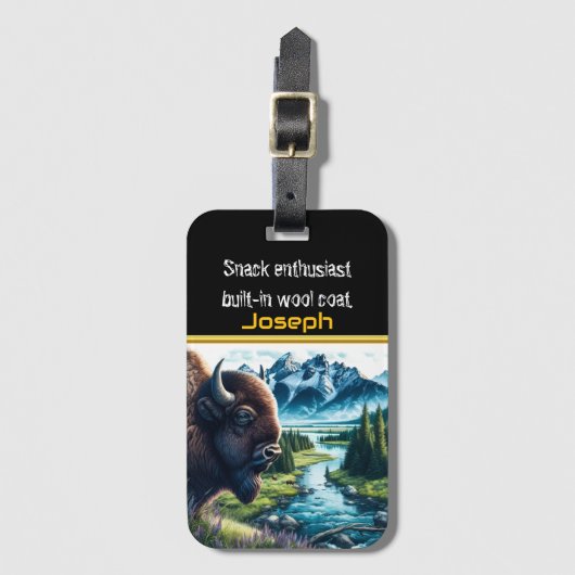 Buffalo Grazing beroemd gemaakt door A Serene Stre Bagagelabel (Voorkant (verticaal))