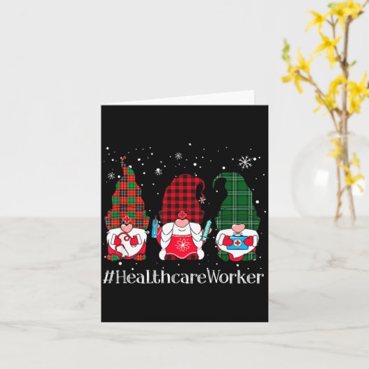 Buffalo Plaid Gnome Healthcare Worker Nurse Christ Kaart (Gele Bloem)