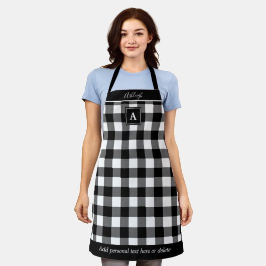 Buffalo Plaid Zwart Wit Monogram Script Naam Schort (Gedragen)