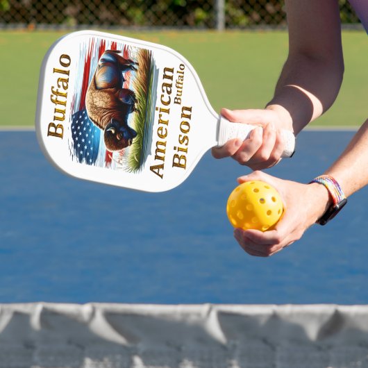 Buffels staan in grasveld met Amerikaanse vlag Pickleball Paddle (Insitu)