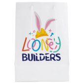 BUGS BUNNY BUILDERS™| Hard Hat Gestapeld Logo Medium Cadeauzakje (Achterkant)