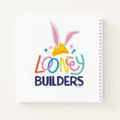 BUGS BUNNY BUILDERS™| Hard Hat Gestapeld Logo Notitieboek (Achterkant)
