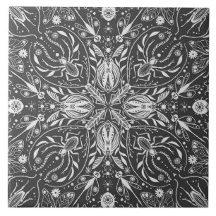 Bugs, gebroken wit op zwart tegeltje