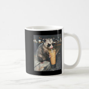 Buidelrat drinkt ijskoude koffie grappige dieren m koffiemok