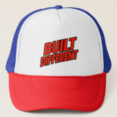 Built Different Trucker Hat – Bold Street Style Trucker Pet (Voorkant)