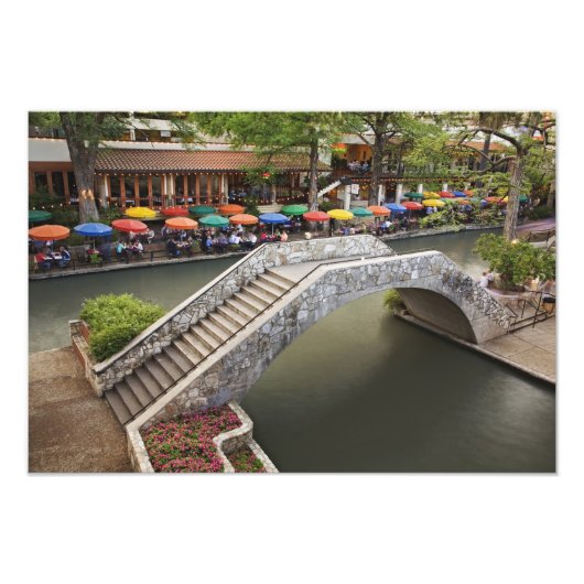 Buiten café langs River Walk en brug over 2 Foto Afdruk (Voorkant)