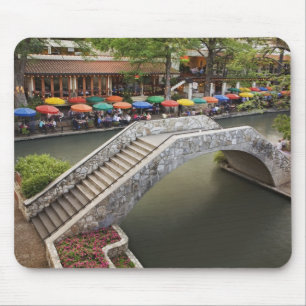 Buiten café langs River Walk en brug over 2 Muismat