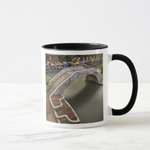 Buiten café langs River Walk en brug over Mok