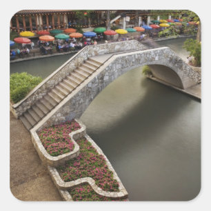 Buiten café langs River Walk en brug over Vierkante Sticker