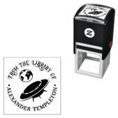 Buitenaards ruimteschip op weg naar aarde biblioth  zelfinktende stempel (In situ)