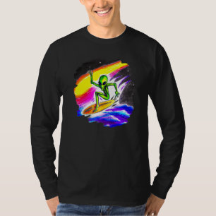 Buitenaards surfend in de buitenruimte rijdend op t-shirt