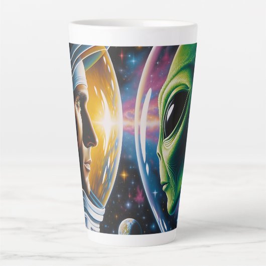 Buitenaards wezen en astronaut in de ruimte latte mok (Voorkant)