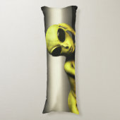 Buitenaards wezen ligt lichaamskussen (Voorkant Verticaal)