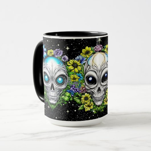 Buitenaardse buitenaardse schedels en bloemen mok (Voorkant links)