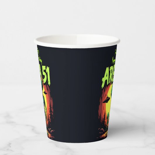 Buitenaardse wezens verschijnen in de buurt van Ar Papieren Bekers (Links)