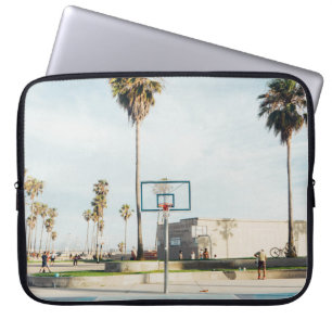 Buitengaan van basketbal laptop sleeve