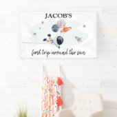 Buitenruimtetekens Jongen eerste verjaardag achter Spandoek (Insitu)