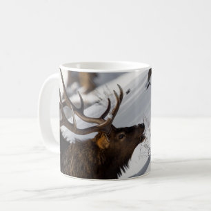Bull Elk Grazing op Snowy Slope, geelsteen Koffiemok