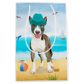 Bull Terrier Dog op Beach Medium Cadeauzakje (Voorkant)