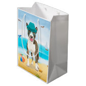 Bull Terrier Dog op Beach Medium Cadeauzakje (Achterkant Gekanteld)