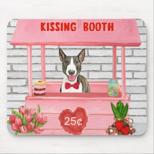 Bull Terrier hond kusstand op Valentijnsdag Muismat