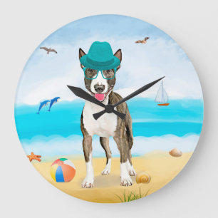 Bull Terrier-hond op het strand Grote Klok