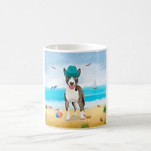Bull Terrier-hond op het strand Koffiemok (Center)