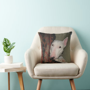 Bull Terrier Snuggable onder een Sierkussen met gr
