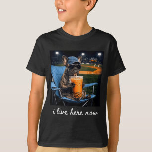 Bulldog drinkt ijskoude koffie op het honkbalveld t-shirt