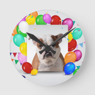Bulldog hond met kleurrijke ballonnen Verjaardagst Ronde Klok