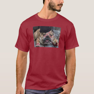 Bulldog met Mustache Smoking Pipe en Derby Pet T-shirt