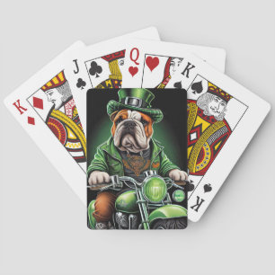 Bulldog rijdt op fiets op St. Patrick's Day Pokerkaarten