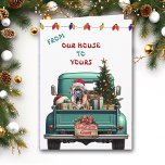 Bullmastiff Chien Rétro Camion de ferme Carte de N<br><div class="desc">Un pick-up bleu turquoise porte un arbre de Noël décoré et des paquets cadeaux sur le devant de cette jolie carte de Noël. Un beau chien Bullmastiff regarde depuis la hayon arrière. Un panneau en bois rustique sur le pare-chocs arrière dit "Cheer de Noël". En haut de la carte se...</div>