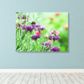 Bumble bee en bloemen canvas afdruk (Insitu (Houten vloer))