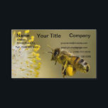 Bumble Bee Jaune Fleur Carte de visite<br><div class="desc">Bumble Bee Carte de visite. Le Bumble Bee est recouvert de pollen provenant de la pollinisation des fleurs. volant vers un bourgeon de fleurs blanches avec du pollen jaune à la fin. c'est une abeille de miel jaune et noir. Avec un fond gris défraîchi.</div>