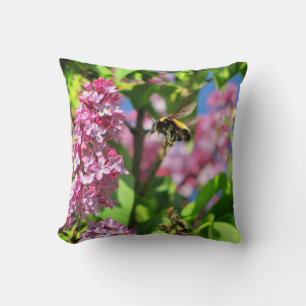 Bumble Bee Landng op Lilacs Kussen