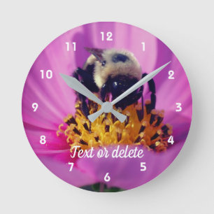 Bumble bee on Cosmos Flower Personated Ronde Klok