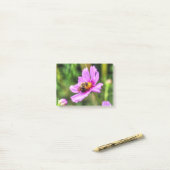 Bumble Bee. on Pink Cosmos Post-it® Notes (Op bureau)