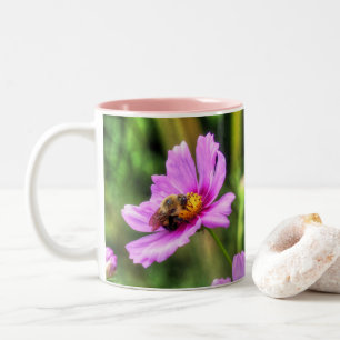 Bumble Bee. on Pink Cosmos Tweekleurige Koffiemok