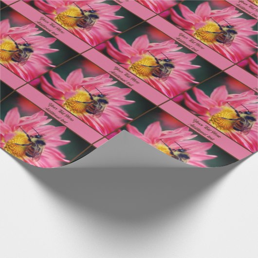 Bumble bee on roze Daisy Flower Personated Cadeaupapier (Hoek)