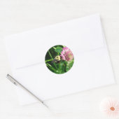 Bumble Bee op Red Clover Ronde Sticker (Envelop)